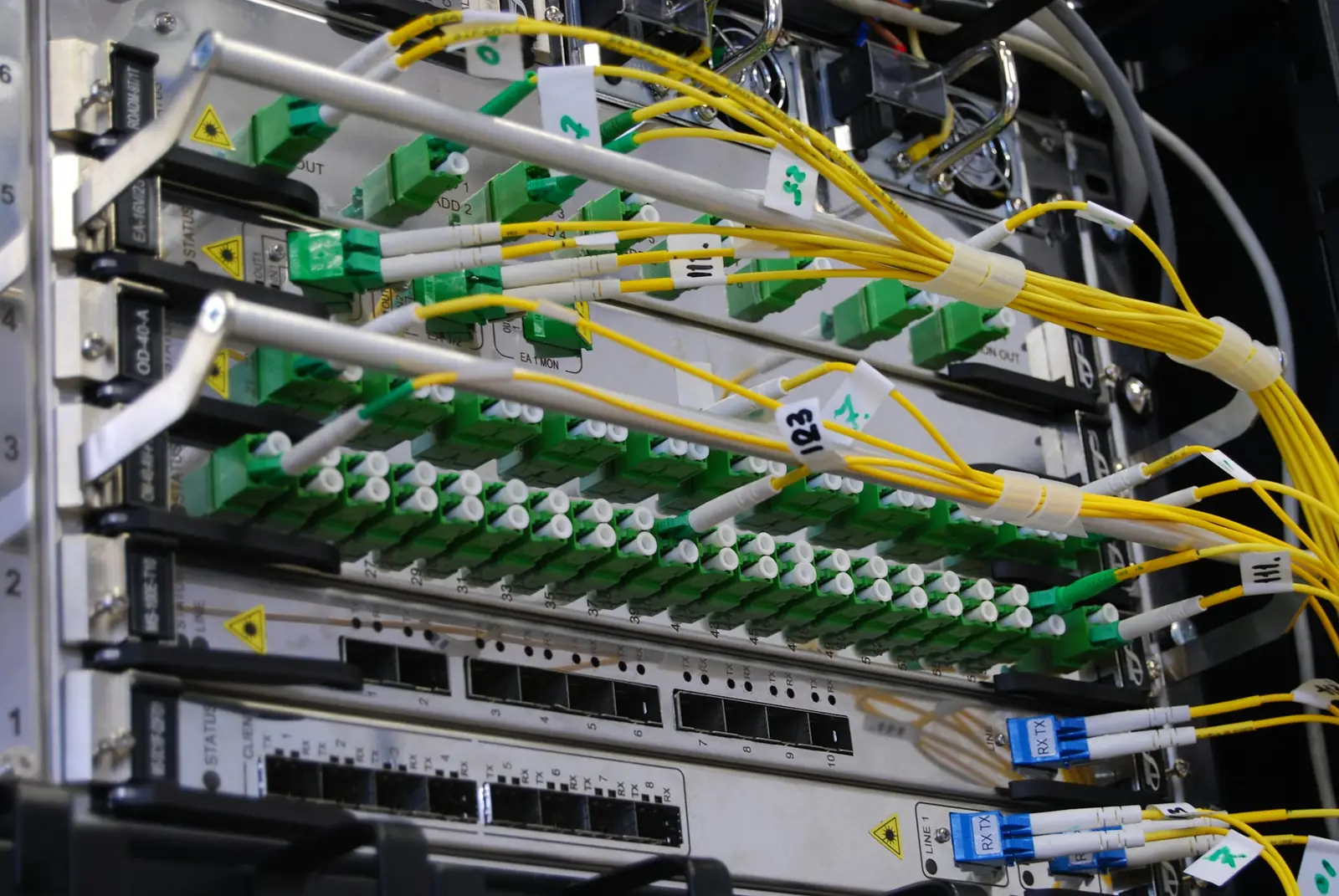 Técnico da equipe trabalhando na rede de fibra