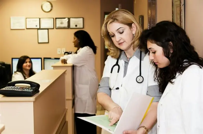 Recepção de clínica com profissionais de saúde