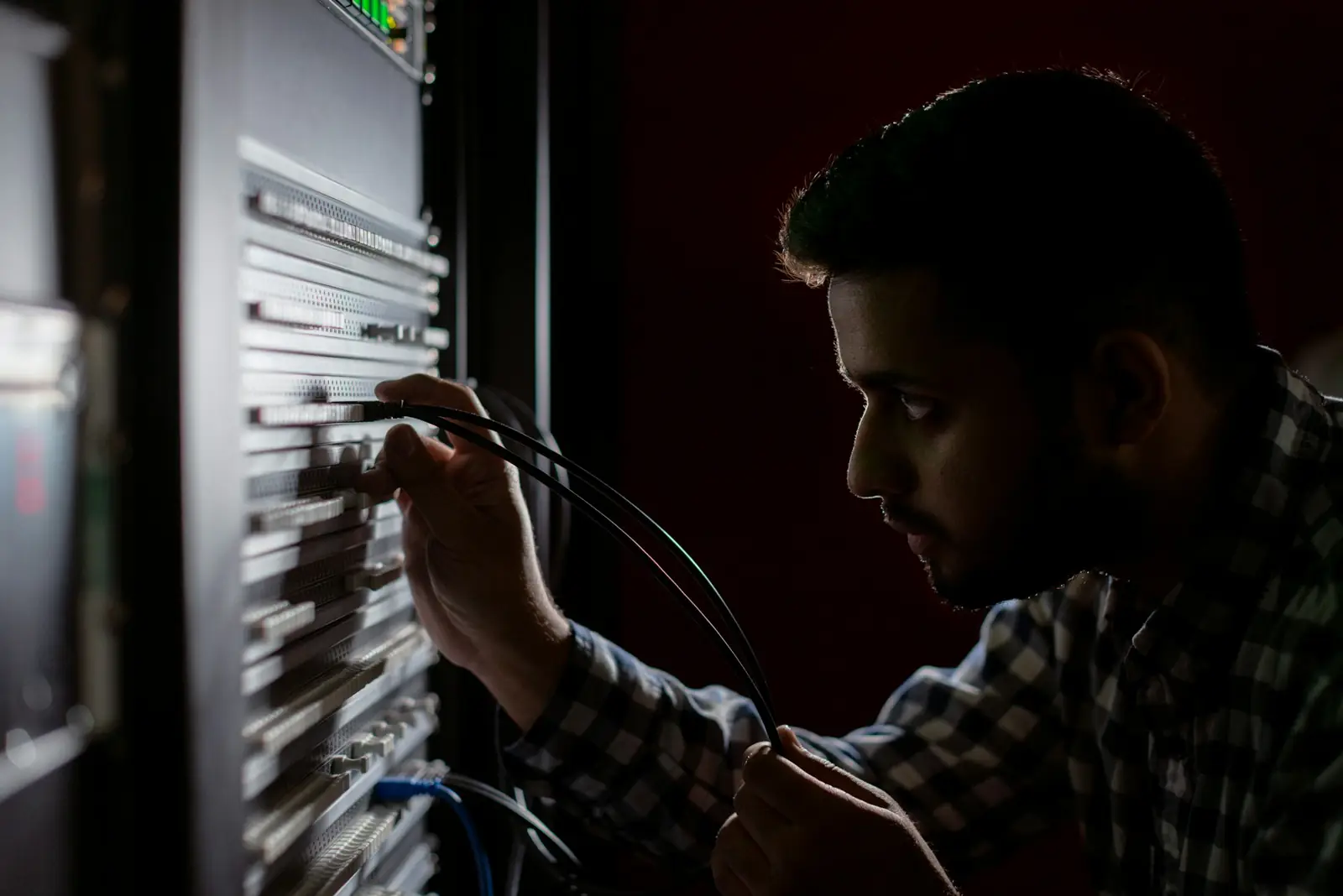 Técnico trabalhando no rack de rede