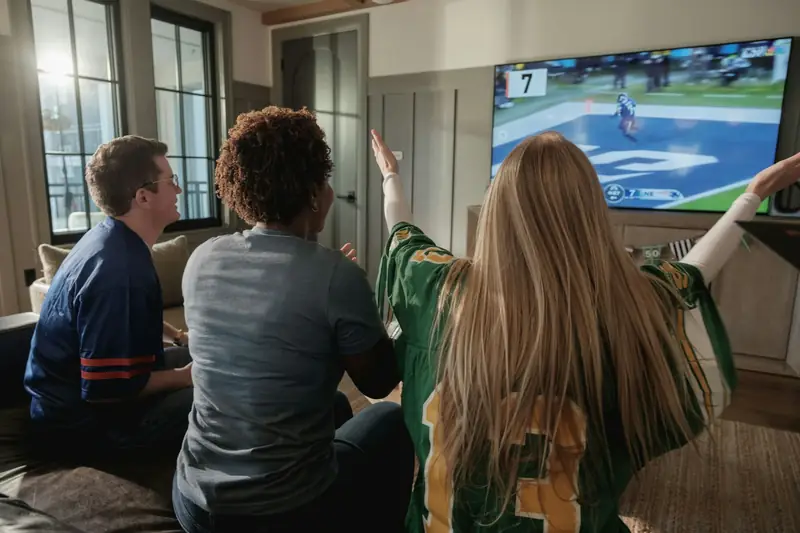 Amigos assistindo futebol na TV