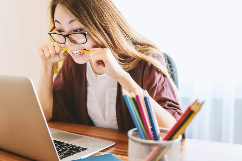 Estudante concentrada no notebook