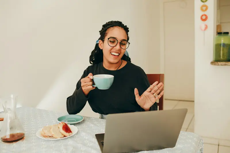 Mulher em reunião online com café