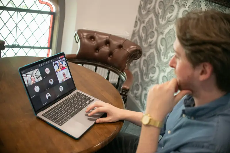 Homem em videochamada no notebook